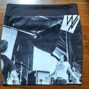 Short skirt - very cool